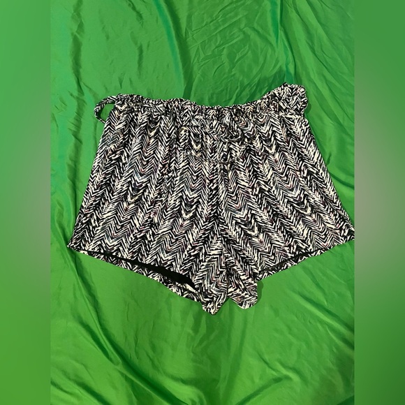 Torrid Black and White High Waist Geometric Shorts size 3 - Picture 2 of 9